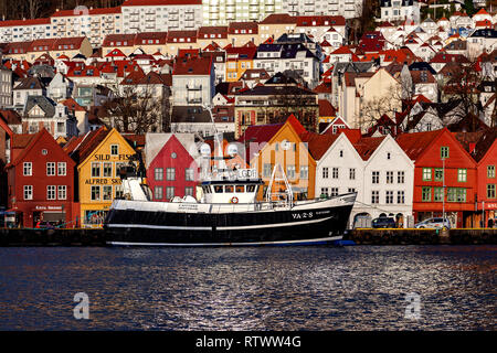 Fischereifahrzeugs/Havfjord Trawler im Hafen von Bergen, Norwegen. Vor Bryggen Günstig Stockfoto