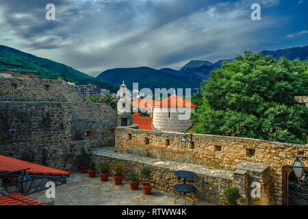 Wunderschöne Aussicht auf die Stadt in Budva, Montenegro Stockfoto