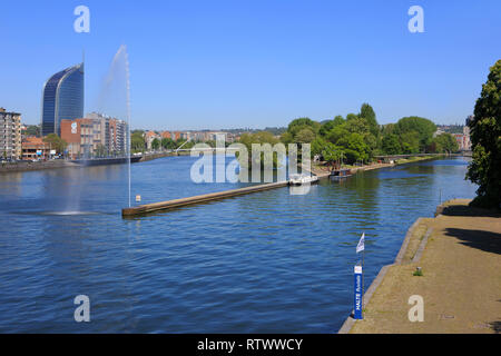 Die 136-m-Büro hochhaus namens Paradise Tower (Tour Paradis) von 2014 in Lüttich, Belgien Stockfoto