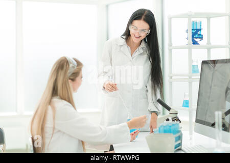 Wissenschaftlerinnen Forschen im Labor Stockfoto