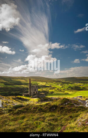 Blick von der Beara Weg Wanderweg oberhalb der bunten Dorf Allihies, Beara, County Cork, Irland Stockfoto