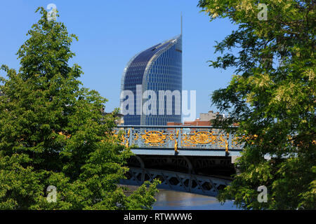 Die 136-m-Büro hochhaus namens Paradise Tower (Tour Paradis) von 2014 in Lüttich, Belgien Stockfoto