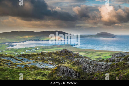 Blick von der Beara Weg Wanderweg oberhalb des Dorfes Allihies, Beara, County Cork, Irland Stockfoto