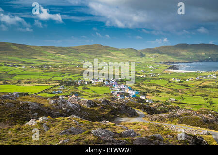 Blick von der Beara Weg Wanderweg oberhalb des Dorfes Allihies, Beara, County Cork, Irland Stockfoto