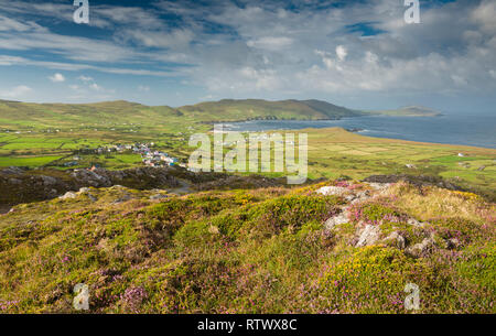 Blick von der Beara Weg Wanderweg oberhalb des Dorfes Allihies, Beara, County Cork, Irland Stockfoto