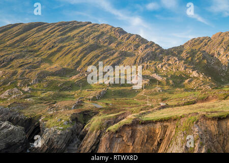 Die Slieve Miskish Mountains in der Beara Halbinsel, County Cork, Irland, bestehen aus gefaltet und gekippt Devonischen Sedimentgestein Stockfoto