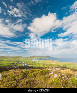 Blick von der Beara Weg Wanderweg oberhalb der bunten Dorf Allihies, Beara, County Cork, Irland Stockfoto