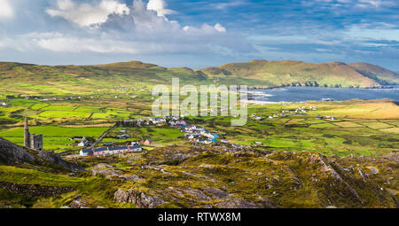 Blick von der Beara Weg Wanderweg oberhalb der bunten Dorf Allihies, Beara, County Cork, Irland Stockfoto