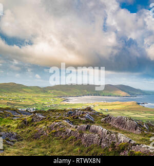 Blick von der Beara Weg Wanderweg oberhalb des Dorfes Allihies, Beara, County Cork, Irland Stockfoto