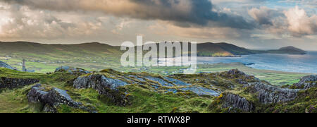 Panoramablick von der Beara Weg Wanderweg oberhalb der bunten Dorf Allihies, Beara, County Cork, Irland Stockfoto