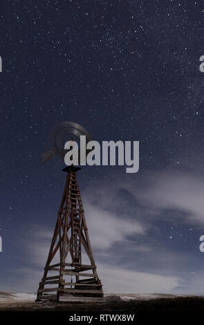 Blades von einer Windmühle Spin auf eine einsame Nacht im Herzen von Wyoming Stockfoto