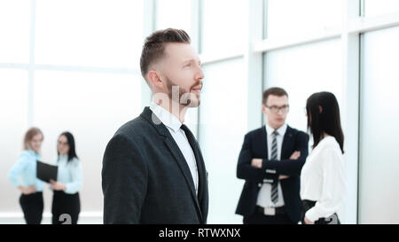 Nachdenklich Geschäftsmann auf der Suche über office Fenster Stockfoto