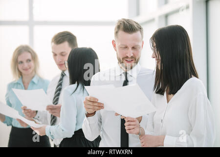 Bis zu schließen. Manager und Mitarbeiter diskutieren Geschäftsdokumente Stockfoto