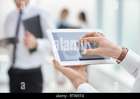 Bis zu schließen. der Geschäftsmann nutzt ein digitales Tablet zu finanziellen Daten prüfen. Stockfoto