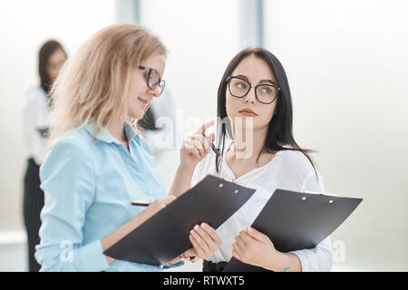 Bis zu schließen. Geschäftsfrau und ihre Assistentin über einen neuen Business Plan. Stockfoto