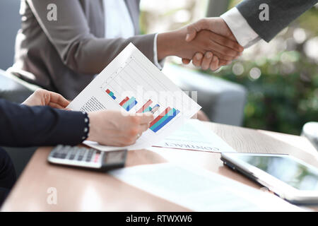 Bis zu schließen. Geschäftsmann vertritt die finanziellen Gewinn aus dem New Deal Stockfoto