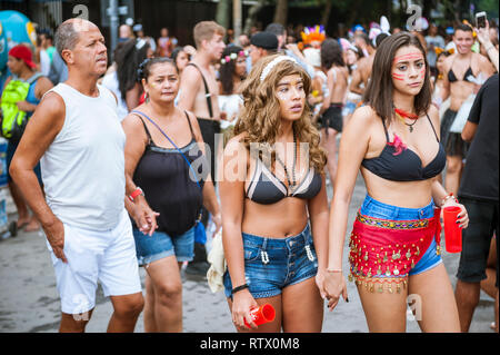 RIO DE JANEIRO - 18. FEBRUAR 2017: Einen Nachmittag banda Straßenfest in Ipanema zeichnet Massen von Brasilianern in der Stadt Karneval feiern. Stockfoto