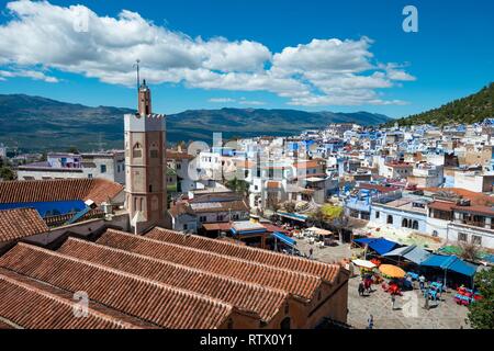 Große Moschee mit Minarett im Zentrum der Stadt, Kasbah, Blick über Chefchaouen, Chaouen, Córdoba, Marokko Stockfoto