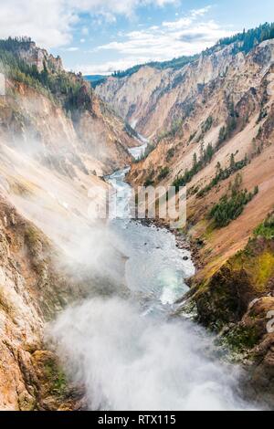 Yellowstone River fließt durch die Schlucht, dem Grand Canyon im Yellowstone, Blick vom North Rim, Rand des Unteren fällt Stockfoto