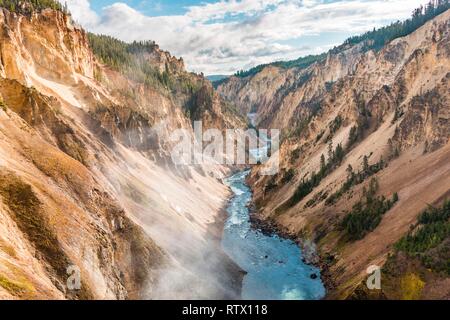 Yellowstone River fließt durch die Schlucht, dem Grand Canyon im Yellowstone, Blick vom North Rim, Rand des Unteren fällt Stockfoto