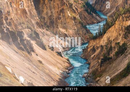 Yellowstone River fließt durch die Schlucht, dem Grand Canyon im Yellowstone, Blick vom North Rim, Rand des Unteren fällt Stockfoto