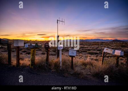 Am Straßenrand Mailboxen bei Sonnenuntergang, der historischen Route 66, Antares, Walapai, Kingman, Arizona, USA Stockfoto
