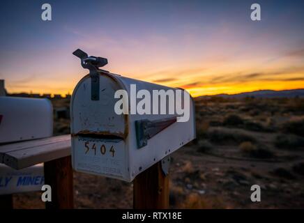 Am Straßenrand Mailbox bei Sonnenuntergang, der historischen Route 66, Antares, Walapai, Kingman, Arizona, USA Stockfoto