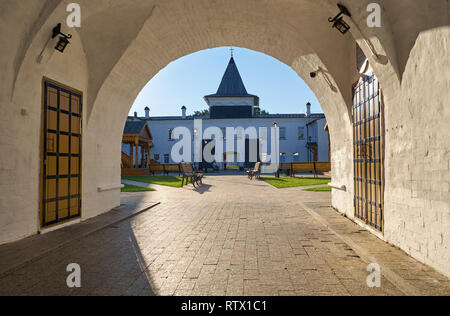 TOBOLSK, Russland - 11. AUGUST 2016: Der Blick auf den Innenhof des Gostiny Dvor (Innenhof) durch den Bogen des östlichen Tor. Tobol Stockfoto