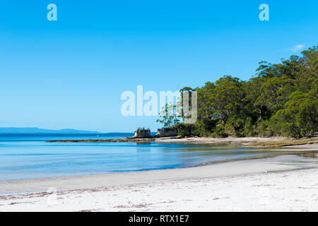 Loch in der Wand Strand, NSW, Australia-December 23, 2018: die Menschen genießen das sonnige Wetter am Loch in der Wand Strand in Jervis Bay, Nationalpark Booderee Stockfoto