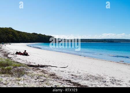 Loch in der Wand Strand, NSW, Australia-December 23, 2018: die Menschen genießen das sonnige Wetter am Loch in der Wand Strand in Jervis Bay, Nationalpark Booderee Stockfoto