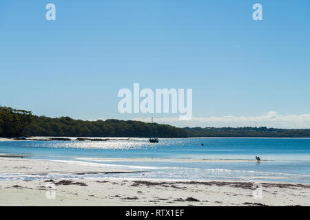 Loch in der Wand Strand, NSW, Australia-December 23, 2018: die Menschen genießen das sonnige Wetter am Loch in der Wand Strand in Jervis Bay, Nationalpark Booderee Stockfoto