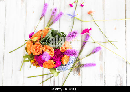 Bunte, mit Blumenmustern Anordnung mit Hortensien und Rosen Stockfoto