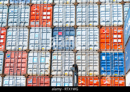 TAURANGA NEUSEELAND - 3. MÄRZ 2019; Container hoch gestapelt in Port Speicher Stockfoto