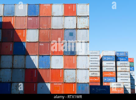 TAURANGA NEUSEELAND - 3. MÄRZ 2019; Container hoch gestapelt in Port Speicher Stockfoto