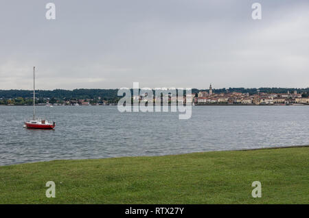 Stadt Arona am Lago Maggiore, Piemont, Italien. Blick vom Rocca di Angera Stockfoto