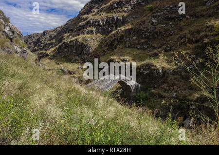 Alte Steinbrücke über die urut River in der Nähe von Lori Berd Festung, Yerevan, Armenien Stockfoto