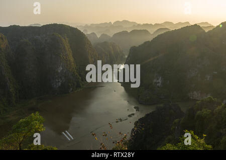 Erstaunliches Panorama von Kalksteinfelsen und Bergspitzen von Hängen Mua Tempel am Abend. Ninh Binh, Vietnam. Reisen Landschaften und Reiseziele bac Stockfoto