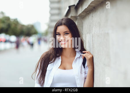 Schöne happy brunette Frau lächelnd im Freien. Stockfoto