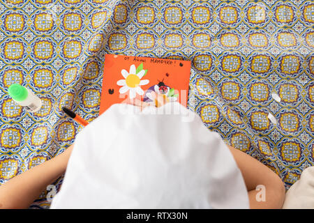 Kinder lernen kleine Kuchen mit Sahne zu kochen. Machen einen Urlaub Karte für Mama. März 8. Stockfoto