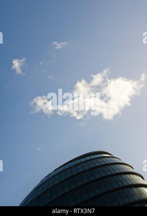 London, Großbritannien, 03. Dezember 2006: Kleine Wolke über Dach von Rathaus, Sitz des Bürgermeisters, entworfen von Norman Foster. Beispiel moderner Ar Stockfoto