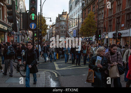 London, Großbritannien, 2. Dezember, 2006: Zehntausende Fußgänger gehen auf ansonsten sehr befahrenen Straße während der Oxford Street für Luftverkehr' geschlossen. Stockfoto