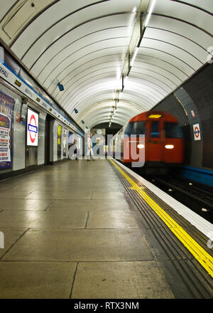 London, Großbritannien, 25. November 2006: Victoria Line U-Bahn zum Bahnhof Vauxhall, Passagiere warten auf der Plattform. Stockfoto