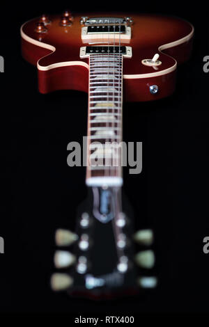 Spindelstock, Machine Head Tuner und Leib der neuen Cherry Red Gibson Les Paul traditionelle E-Gitarre mit Schwerpunkt auf den Körper und Kopfplatte verwischt. Stockfoto