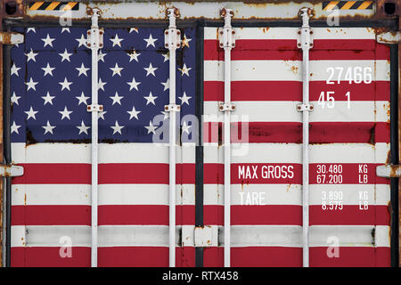 Nahaufnahme der Container mit der Flagge der USA. Das Konzept der USA export-import und die Lieferung von Waren. Stockfoto