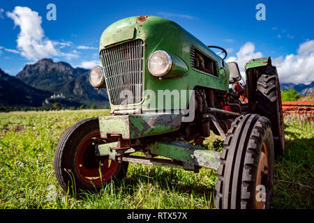 Alten Traktor auf den Bergwiesen Stockfoto