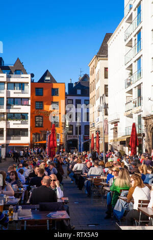 Straßencafés und die Kneipe Brauerei zum Pfaffen Max Paeffgen am Heumarkt, Köln, Deutschland Strassencafes und sterben Gaststaette Brauerei zum Pfaffen Stockfoto