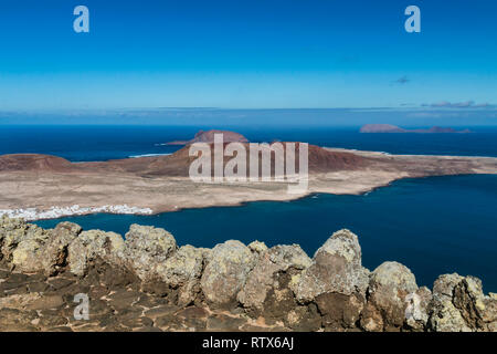 Blick vom Mirador del Rio in Lanzarote, Spanien auf der Isla La Graciosa mit den anderen Inseln Isla de Montana Clara und Isla de Allegranza in der b Stockfoto