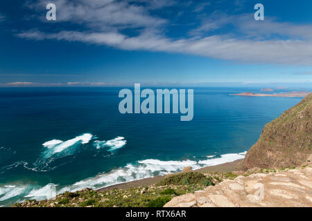 Blick vom Mirador del Boscquecillo in Lanzarote, Spanien über die Bucht von Famara. Stockfoto