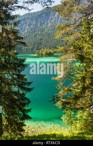 Eibsee mit Türkis und einige Inseln in der Nähe der Zugspitze in Garmisch-Partenkirchen, Deutschland im Sommer. Stockfoto