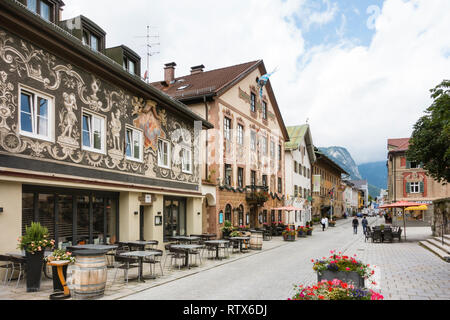 GARMISCH - 6. JULI: Blick entlang der berühmten Ludwigstraße in Garmisch-Partenkirchen, Deutschland, mit schönen, alten Gebäuden im Sommer am 6. Juli 2016. Stockfoto